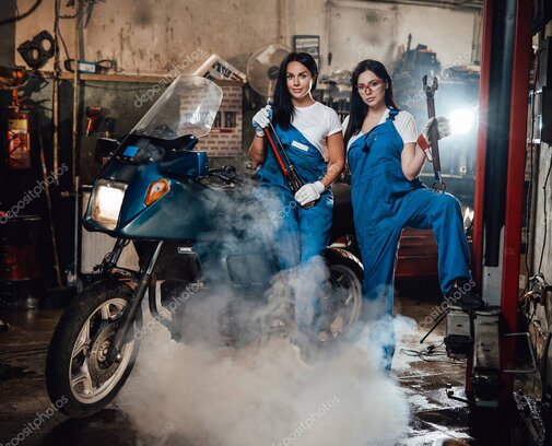 Moto sportiva anni ’90 in fase di restauro su cavalletto