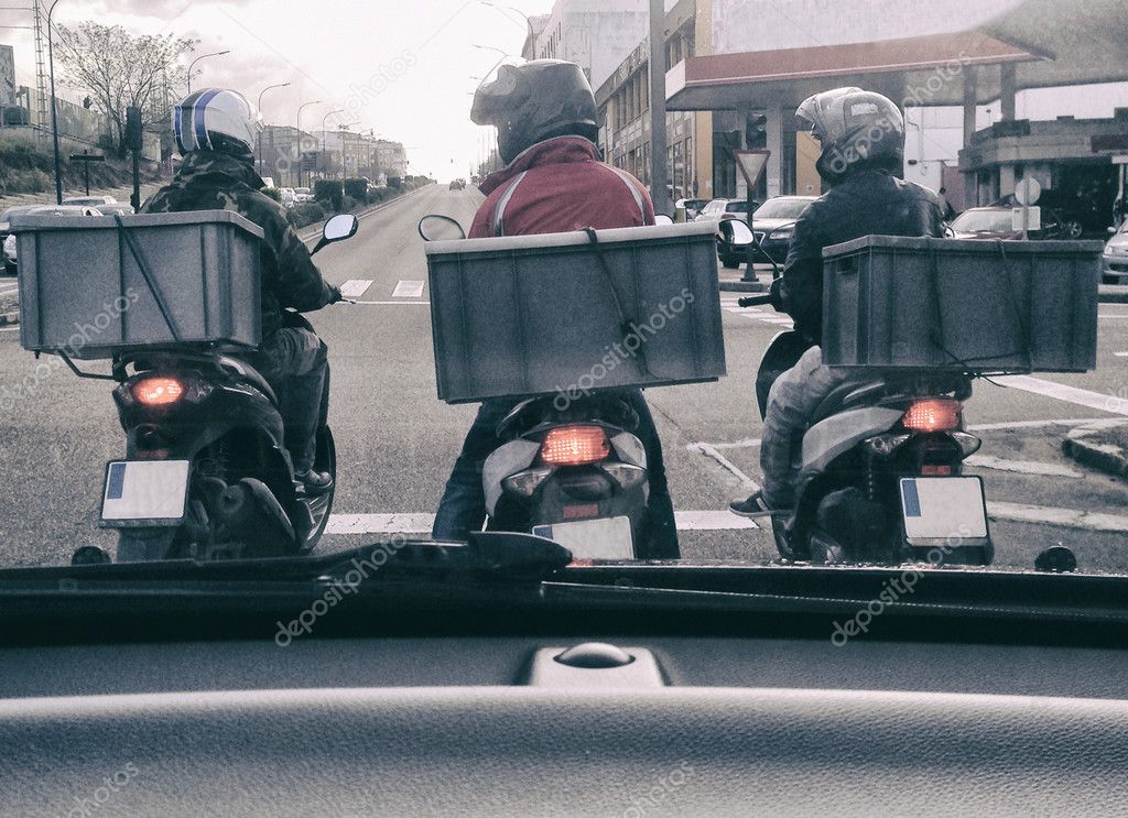 Moto equipaggiata con valigie laterali e bauletto da viaggio