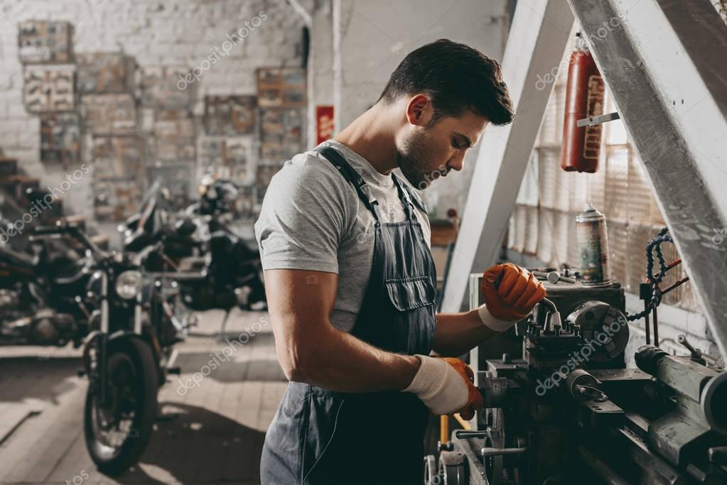 Dettaglio di un motore moto aperto per riparazione