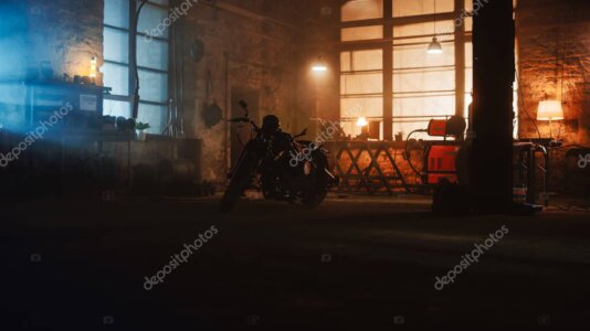Moto d’epoca in restauro su cavalletto in officina