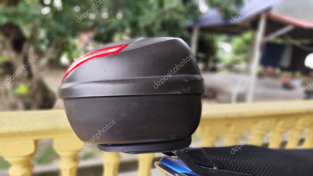 Scooter con bauletto e schienalino passeggero in città